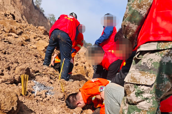 众盈易配 农妇收玉米遇山体滑坡失联第七天：事故位于采矿区，家属进入现场 镇政府：先找人